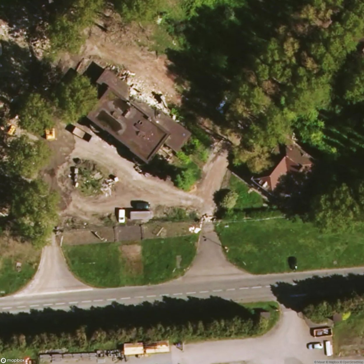 Possibly Abandoned Bt Building [FRA] #30514