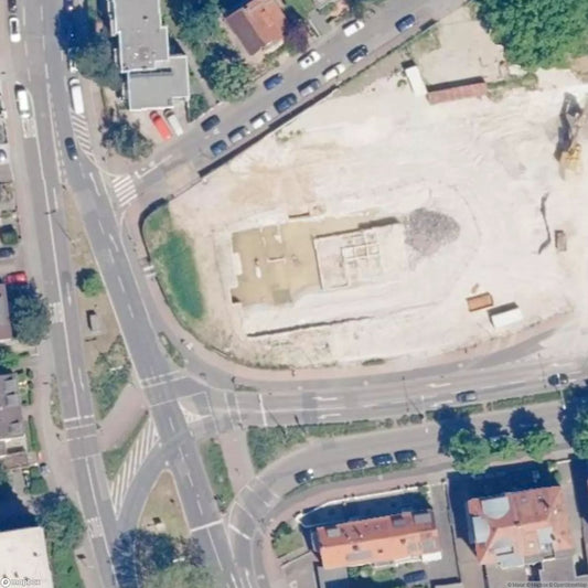 Hochhaus + niedere Anbauten [DUI]